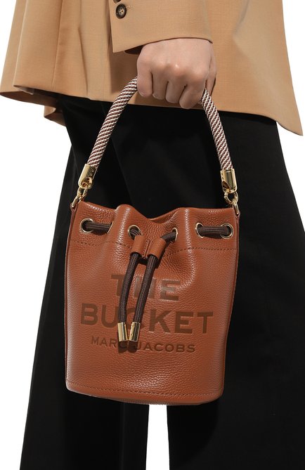 Женская сумка bucket MARC JACOBS (THE) коричневого цвета, арт. H652L01PF22 | Фото 2 (Материал: Натуральная кожа; Размер: small; Материал сплава: Проставлено; Драгоценные камни: Проставлено; Ремень/цепочка: На ремешке)