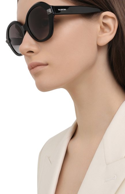 Женские солнцезащитные очки VALENTINO черного цвета, арт. 4086-50018G | Фото 2 (Тип очков: С/з; Региональные ограничения белый список (Axapta Mercury): RU; Очки форма: Круглые)