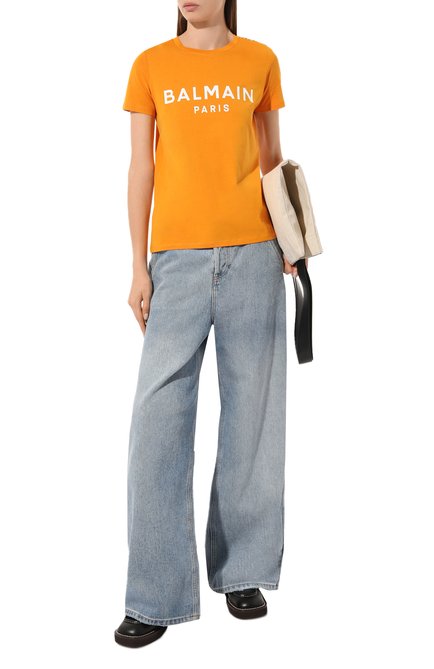 Женская хлопковая футболка BALMAIN оранжевого цвета, арт. AF1EF005BB02 | Фото 2 (Длина (для топов): Стандартные; Рукава: Короткие; Материал внешний: Хлопок; Принт: С принтом; Женское Кросс-КТ: Футболка-одежда; Стили: Спорт-шик)