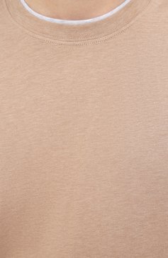 Мужская хлопковая футболка BRUNELLO CUCINELLI бежевого цвета, арт. M0T617423 | Фото 5 (Принт: Без принта; Рукава: Короткие; Длина (для топов): Стандартные; Мужское Кросс-КТ: Футболка-одежда; Материал внешний: Хлопок; Размерность: Маломерит; Стили: Кэжуэл)