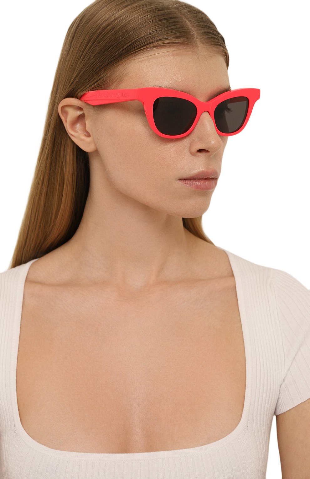 Женские солнцезащитные очки ALEXANDER MCQUEEN розового цвета, арт. AM0381S 004 | Фото 2 (Региональные ограничения белый список (Axapta Mercury): Не проставлено; Нос: Не проставлено; Материал: Пластик; Тип очков: С/з; Оптика Гендер: оптика-женское; Очки форма: Cat-eye)