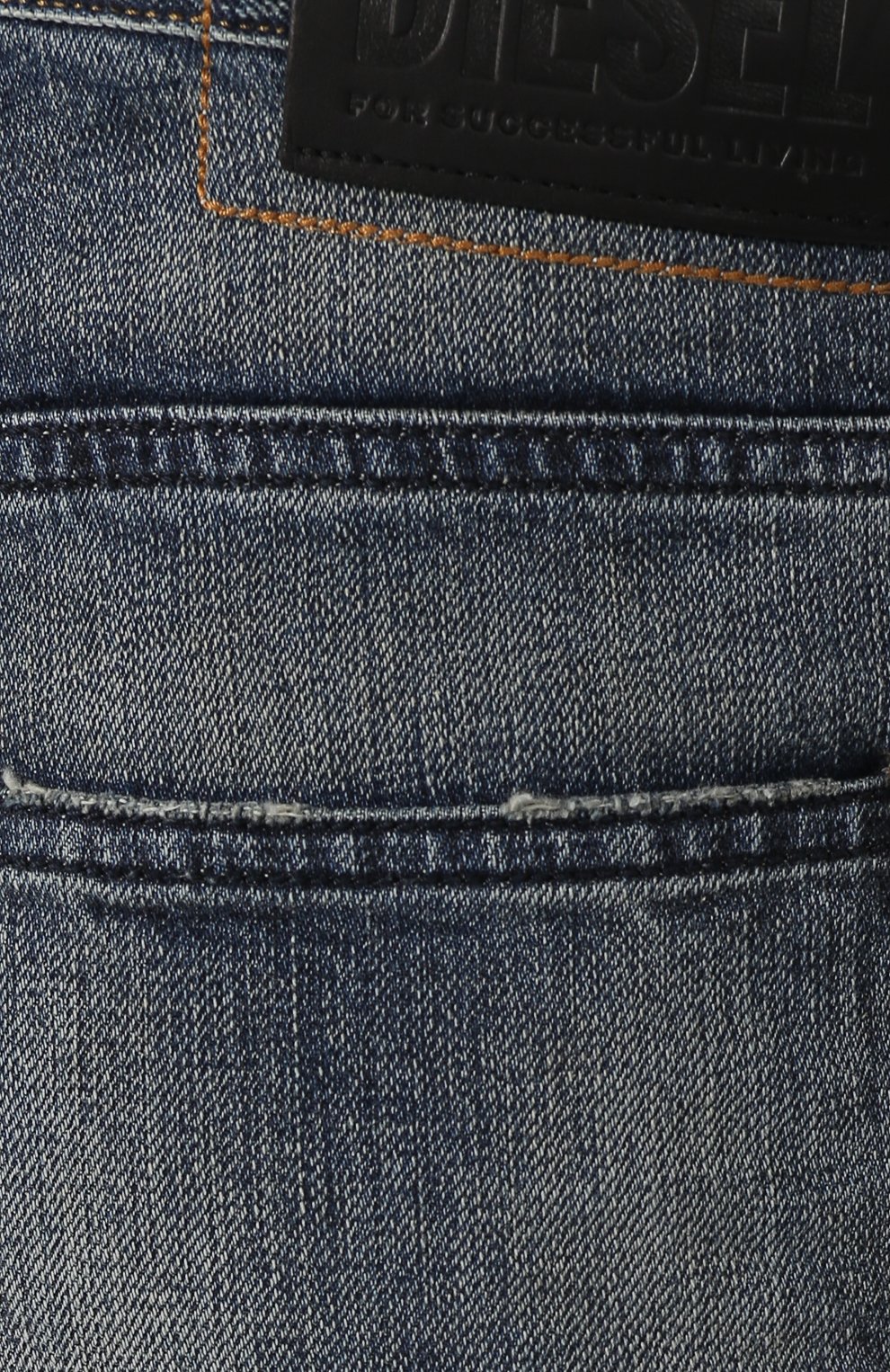 Мужские джинсы DIESEL синего цвета, арт. 00SSQ3/0098S | Фото 5 (Силуэт М (брюки): Прямые; Кросс-КТ: Деним; Длина (брюки, джинсы): Стандартные; Материал внешний: Хлопок; Детали: Потертости)