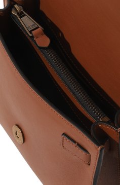 Женская сумка MOSCHINO коричневого цвета, арт. A7576/8008 | Фото 5 (Сумки-технические: Сумки top-handle; Региональные ограничения белый список (Axapta Mercury): Не проставлено; Материал: Натуральная кожа; Материал сплава: Проставлено; Нос: Не проставлено; Ремень/цепочка: На ремешке; Драгоценные камни: Проставлено; Размер: small)