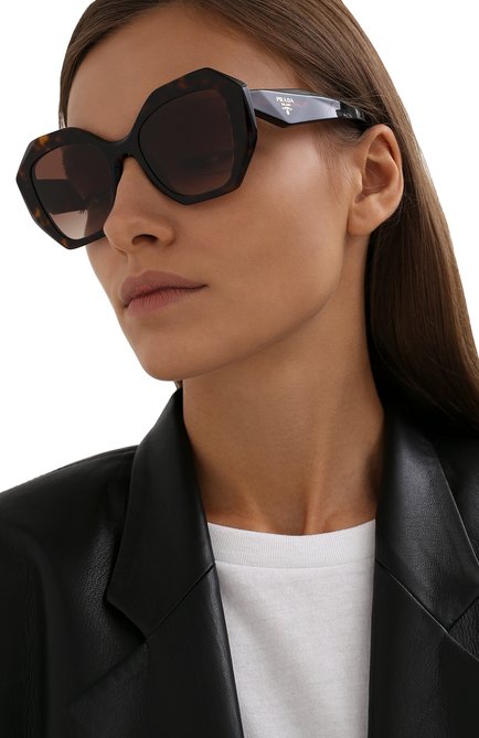 Женские солнцезащитные очки PRADA коричневого цвета, арт. 16WS-2AU6S1 | Фото 2 (Тип очков: С/з; Региональные ограничения белый список (Axapta Mercury): RU; Очки форма: Бабочка; Оптика Гендер: оптика-женское)