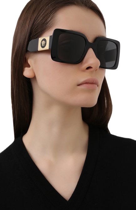 Женские солнцезащитные очки VERSACE черного цвета, арт. 4405-GB1/87 | Фото 2 (Тип очков: С/з; Региональные ограничения белый список (Axapta Mercury): RU; Очки форма: Прямоугольные, Квадратные; Оптика Гендер: оптика-женское)