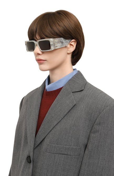 Женские солнцезащитные очки OFF-WHITE серого цвета, арт. 0ERI097/0807 | Фото 2 (Региональные ограничения белый список (Axapta Mercury): Не проставлено; Нос: Не проставлено)