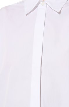 Женская хлопковая рубашка LORENA ANTONIAZZI белого цвета, арт. CA01A/3434 | Фото 5 (Рукава: Длинные; Женское Кросс-КТ: Рубашка-одежда; Длина (для топов): Удлиненные; Материал сплава: Проставлено; Материал внешний: Хлопок; Драгоценные камни: Проставлено; Стили: Кэжуэл)