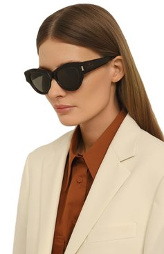 Женские солнцезащитные очки SAINT LAURENT темно-коричневого цвета, арт. SL 506 | Фото 2 (Региональные ограничения белый список (Axapta Mercury): Не проставлено; Нос: Не проставлено; Материал: Пластик; Тип очков: С/з; Оптика Гендер: оптика-женское; Очки форма: Cat-eye)