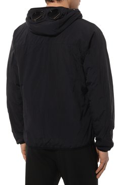 Мужская утепленная куртка C.P. COMPANY темно-синего цвета, арт. 14CM0W088A-006124G | Фото 4 (Кросс-КТ: Куртка; Рукава: Длинные; Материал внешний: Синтетический материал; Мужское Кросс-КТ: утепленные куртки; Материал сплава: Проставлено; Материал подклада: Синтетический материал; Драгоценные камни: Проставлено; Длина (верхняя одежда): Короткие; Стили: Кэжуэл)