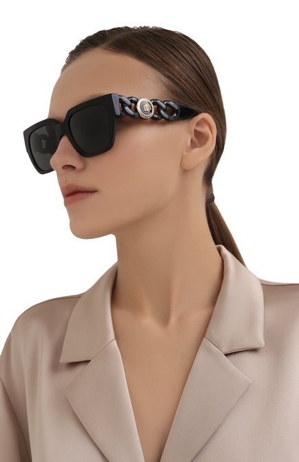 Женские солнцезащитные очки VERSACE черного цвета, арт. 4409-GB1/87 | Фото 2 (Тип очков: С/з; Оптика Гендер: оптика-женское; Очки форма: Квадратные)