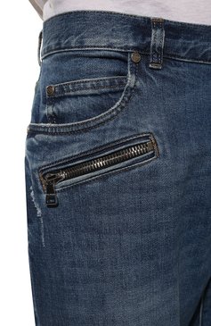 Мужские джинсы BALMAIN синего цвета, арт. WH1MH005/031D | Фото 5 (Силуэт М (брюки): Прямые; Кросс-КТ: Деним; Длина (брюки, джинсы): Стандартные; Стили: Гранж; Материал внешний: Хлопок; Детали: Потертости)