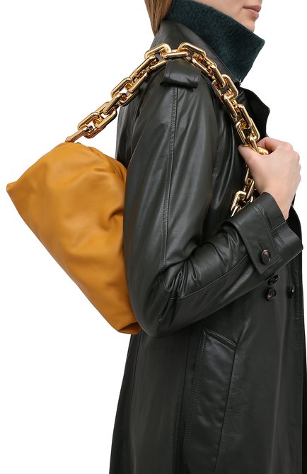 Женская сумка chain pouch BOTTEGA VENETA желтого цвета, арт. 620230/VCP40 | Фото 2 (Материал: Натуральная кожа; Сумки-технические: Сумки top-handle; Размер: medium; Региональные ограничения белый список (Axapta Mercury): RU)