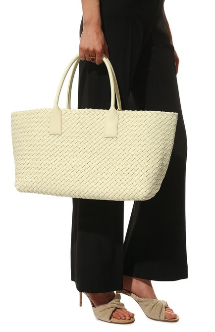 Женский сумка-тоут cabat medium BOTTEGA VENETA кремвого цвета, арт. 608810/V10W1 | Фото 2 (Размер: medium; Материал: Натуральная кожа; Сумки-технические: Сумки-шопперы)