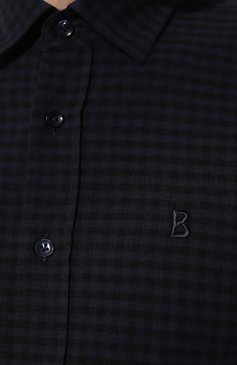Мужская хлопковая рубашка BOGNER темно-синего цвета, арт. 58788612 | Фото 5 (Манжеты: На пуговицах; Принт: Клетка; Воротник: Кент; Рукава: Длинные; Случай: Повседневный; Длина (для топов): Стандартные; Материал сплава: Проставлено; Материал внешний: Хлопок; Драгоценные камни: Проставлено; Стили: Кэжуэл)