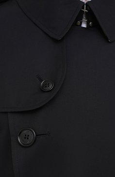 Мужской хлопковый тренч kensington BURBERRY темно-синего цвета, арт. 8028105 | Фото 5 (Мужское Кросс-КТ: Тренчкот-верхняя одежда, Верхняя одежда; Рукава: Длинные; Длина (верхняя одежда): До середины бедра; Материал сплава: Проставлено; Нос: Не проставлено; Материал внешний: Хлопок; Драгоценные камни: Проставлено; Материал подклада: Хлопок; Стили: Кэжуэл)
