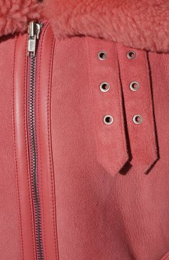 Женская дубленка из овчины VETEMENTS розового цвета, арт. UE52JA750PL 2433/W | Фото 5 (Рукава: Длинные; Материал внешний: Натуральный мех; Стили: Гранж; Длина (верхняя одежда): Короткие)