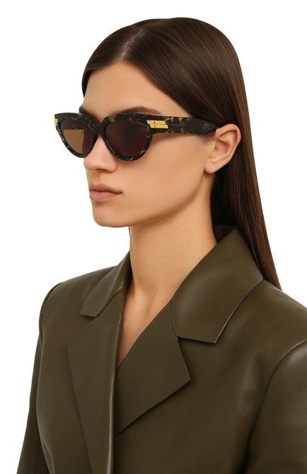 Женские солнцезащитные очки BOTTEGA VENETA темно-зеленого цвета, арт. BV1035S | Фото 2 (Оптика Гендер: оптика-женское; Очки форма: Cat-eye)