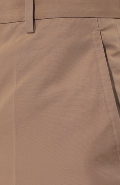 Мужские хлопковые брюки VERSACE бежевого цвета, арт. 1006015/1A018161K880 | Фото 5 (Силуэт М (брюки): Чиносы; Длина (брюки, джинсы): Стандартные; Случай: Повседневный; Материал сплава: Проставлено; Материал внешний: Хлопок; Драгоценные камни: Проставлено; Стили: Кэжуэл)