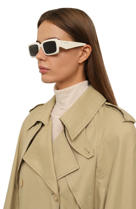 Женские солнцезащитные очки PRADA белого цвета, арт. 27ZS-17K08Z | Фото 2 (Нос: Не проставлено; Региональные ограничения белый список (Axapta Mercury): Не проставлено)