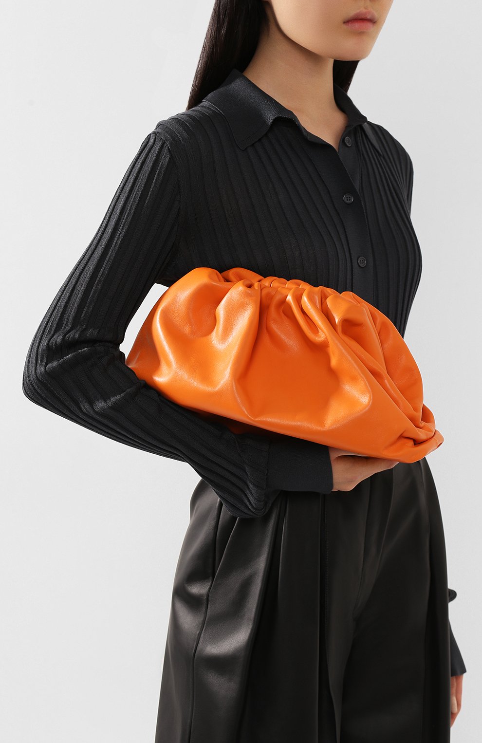 Женский клатч pouch BOTTEGA VENETA оранжевого цвета, арт. 576227/VCP40 | Фото 2 (Размер: medium; Материал: Натуральная кожа; Региональные ограничения белый список (Axapta Mercury): RU; Женское Кросс-КТ: Клатч-клатчи)