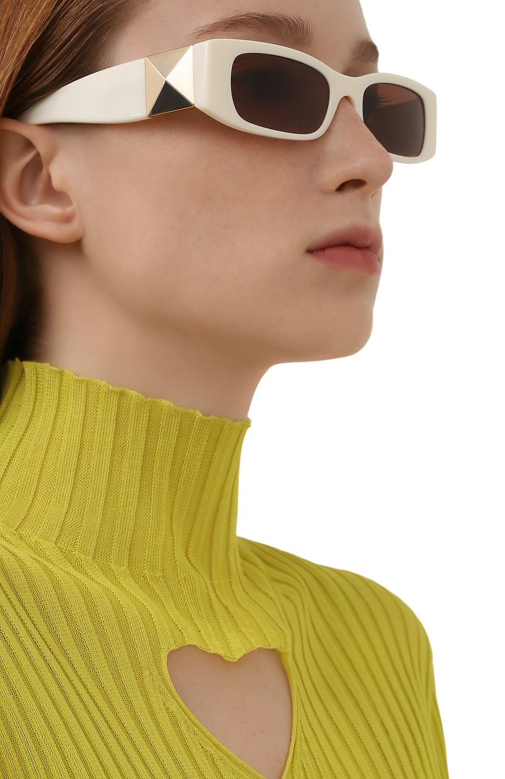 Женские солнцезащитные очки VALENTINO кремвого цвета, арт. 4105-511813 | Фото 2 (Тип очков: С/з; Оптика Гендер: оптика- женское; Очки форма: Прямоугольные)