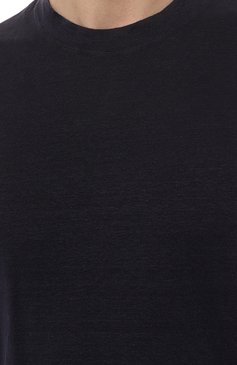 Мужская льняная футболка FEDELI темно-синего цвета, арт. 6UED0151 | Фото 5 (Принт: Без принта; Рукава: Короткие; Длина (для топов): Стандартные; Материал сплава: Проставлено; Материал внешний: Лен; Драгоценные камни: Проставлено; Стили: Кэжуэл)