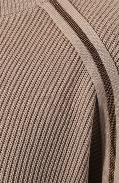 Женский хлопковый свитер BRUNELLO CUCINELLI бежевого цвета, арт. M1919BP164 | Фото 5 (Женское Кросс-КТ: Свитер-одежда; Рукава: Длинные; Длина (для топов): Стандартные; Материал сплава: Проставлено; Материал внешний: Хлопок; Драгоценные камни: Проставлено; Стили: Кэжуэл)