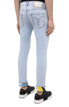 Мужские джинсы VERSACE голубого цвета, арт. A87438/A235969 | Фото 4 (Силуэт М (брюки): Прямые; Кросс-КТ: Деним; Длина (брюки, джинсы): Стандартные; Стили: Гранж; Материал внешний: Хлопок, Деним)