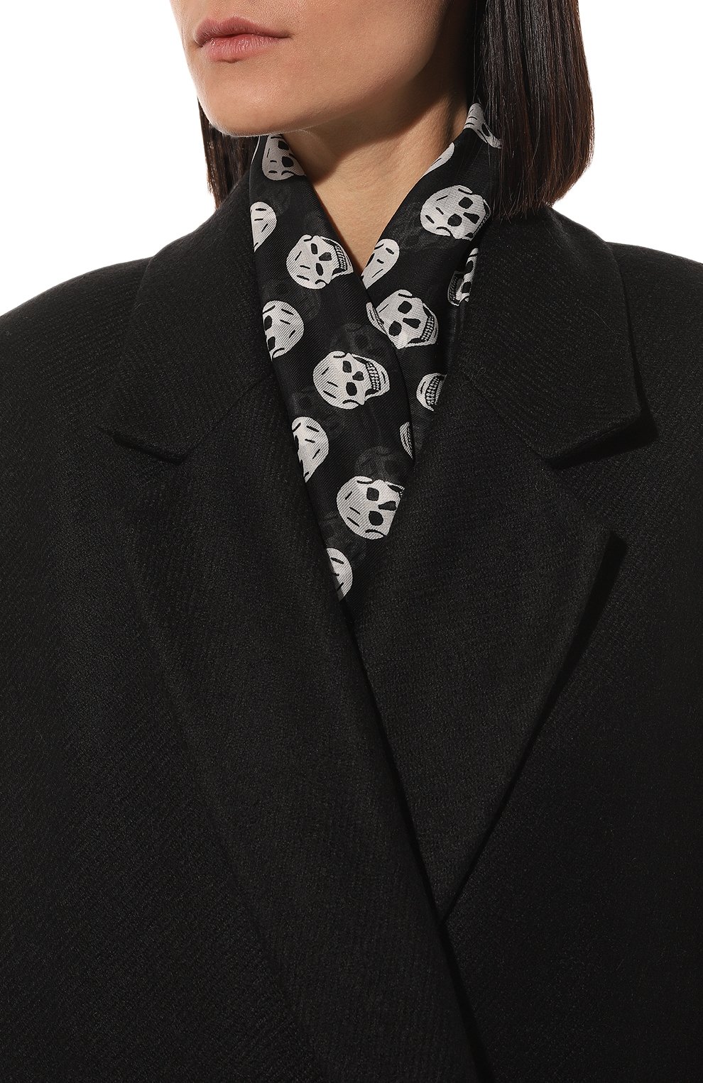 Женский шарф ALEXANDER MCQUEEN черно-белого цвета, арт. 590934/4418Q1078 | Фото 2 (Материал: Текстиль; Материал сплава: Проставлено; Нос: Не проставлено)
