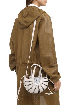 Женская сумка shell small BOTTEGA VENETA белого цвета, арт. 651819/VMAUH | Фото 5 (Сумки-технические: Сумки top-handle; Материал: Натуральная кожа; Региональные ограничения белый список (Axapta Mercury): RU; Ремень/цепочка: На ремешке; Размер: small)