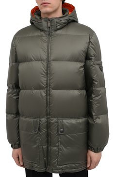 Мужская пуховик PRADA хаки цвета, арт. SGB857-1C4G-F0UHE-212 | Фото 3 (Мужское Кросс-КТ: пуховик-короткий; Рукава: Длинные; Длина (верхняя одежда): До середины бедра; Материал внешний: Синтетический материал; Материал сплава: Проставлено; Стили: Милитари, Кэжуэл; Драгоценные камни: Проставлено)