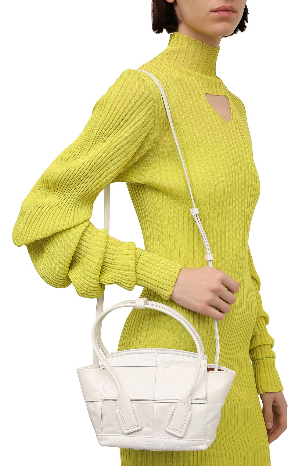 Женская сумка arco mini BOTTEGA VENETA белого цвета, арт. 666873/VCQ71 | Фото 6 (Сумки-технические: Сумки через плечо, Сумки top-handle; Материал: Натуральная кожа; Размер: mini; Ремень/цепочка: На ремешке)