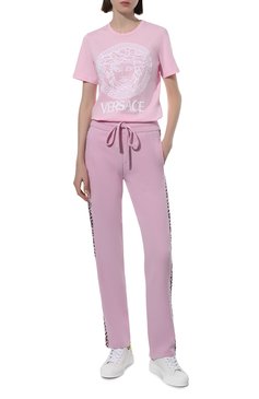 Женские кашемировые брюки VERSACE розового цвета, арт. 1003295/1A02303 | Фото 2 (Материал внешний: Шерсть, Кашемир; Длина (брюки, джинсы): Стандартные; Женское Кросс-КТ: Брюки-одежда; Региональные ограничения белый список (Axapta Mercury): Не проставлено, RU; Силуэт Ж (брюки и джинсы): Прямые; Кросс-КТ: Трикотаж; Материал сплава: Проставлено; Нос: Не проставлено; Стили: Спорт-шик; Драгоценные камни: Проставлено)