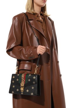 Женская сумка sylvie bee star style GUCCI черного цвета, арт. 524405 DJ2RG | Фото 2 (Сумки-технические: Сумки через плечо; Материал: Натуральная кожа; Ремень/цепочка: На ремешке; Размер: small)