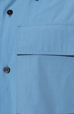 Мужская хлопковая рубашка JIL SANDER голубого цвета, арт. J47DL0106/J45127 | Фото 5 (Рукава: Короткие; Случай: Повседневный; Длина (для топов): Стандартные; Материал с плава: Проставлено; Материал внешний: Хлопок; Принт: Однотонные; Воротник: Отложной; Драгоценные камни: Проставлено; Стили: Минимализм)
