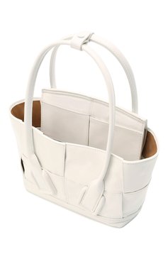 Женская сумка arco mini BOTTEGA VENETA белого цвета, арт. 666873/VCQ71 | Фото 5 (Сумки-технические: Сумки через плечо, Сумки top-handle; Материал: Натуральная кожа; Размер: mini; Ремень/цепочка: На ремешке)