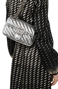 Женская сумка gg marmont 2.0 mini GUCCI серебряного цвета, арт. 446744/9SYXP | Фото 2 (Женское Кросс-КТ: Вечерняя сумка; Сумки-технические: Сумки через плечо; Ремень/цепочка: С цепочкой, На ремешке; Региональные ограничения белый список (Axapta Mercury): RU; Размер: mini; Материал: Текстиль)
