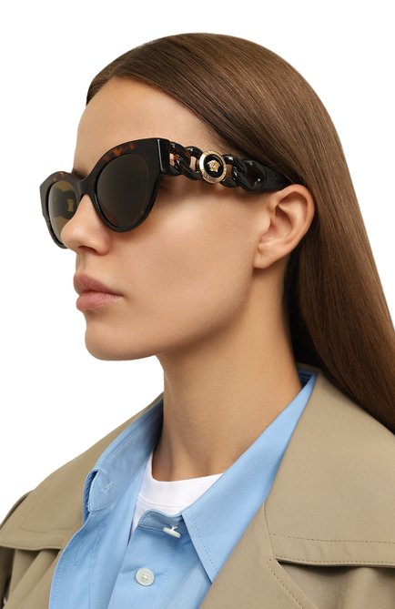 Женские солнцезащитные очки VERSACE коричневого цвета, арт. 4408-108/73 | Фото 2 (Материал: Пластик; Тип очков: С/з; Оптика Гендер: оптика-женское; Очки форма: Cat-eye)