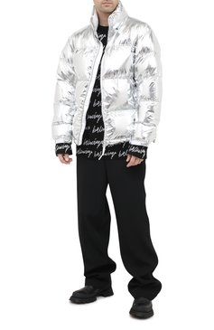 Мужская утепленная куртка VETEMENTS серебряного цвета, арт. UAH21JA924 1303/M | Фото 2 (Кросс-КТ: Куртка; Рукава: Длинные; Материал внешний: Синтетический материал; Мужское Кросс-КТ: утепленные куртки, Верхняя одежда; Материал сплава: Проставлено; Материал подклада: Синтетический материал; Драгоценные камни: Проставлено; Длина (верхняя одежда): Короткие; Стили: Кэжуэл)