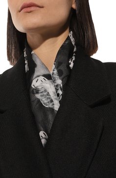 Женский шарф ALEXANDER MCQUEEN черно-белого цвета, арт. 710112/3052Q1078 | Фото 2 (Материал: Текстиль; Материал сплава: Проставлено; Нос: Не проставлено)