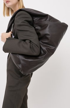 Женская сумка shoulder pouch medium BOTTEGA VENETA темно-коричневого цвета, арт. 607984/VCP40 | Фото 2 (Сумки-технические: Сумки top-handle; Размер: medium; Материал: Натуральная кожа; Региональные ограничения белый список (Axapta Mercury): RU)