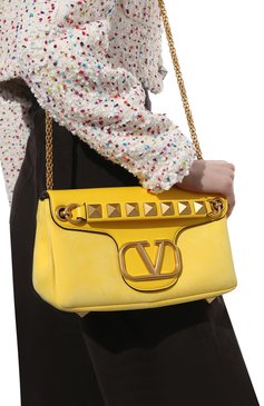 Женская сумка stud sign VALENTINO желтого цвета, арт. XW2B0K26/IRL | Фото 7 (Сумки-технические: Сумки через плечо; Размер: medium; Материал: Натуральная кожа; Материал сплава: Проставлено; Ремень/цепочка: На ремешке; Драгоценные камни: Проставлено)