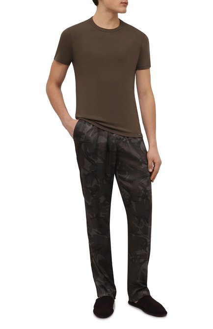Мужские шелковые домашние брюки TOM FORD хаки цвета, арт. T4H201550 | Фото 2 (Материал внешний: Шелк; Длина (брюки, джинсы): Стандартные; Кросс-КТ: домашняя одежда)