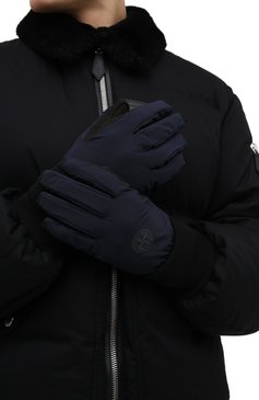 Мужские перчатки STONE ISLAND темно-синего цвета, арт. 751592429 | Фото 2 (Материал: Текстиль, Синтетический материал; Региональные ограничения белый список (Axapta Mercury): RU; Кросс-КТ: Пуховик; Материал сплава: Проставлено; Нос: Не проставлено)