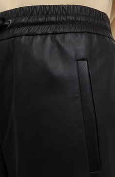 Женские кожаные брюки BRUNELLO CUCINELLI черного цвета, арт. MPNBGP7709 | Фото 5 (Длина (брюки, джинсы): Стандартные; Женское Кросс-КТ: Брюки-одежда; Силуэт Ж (брюки и джинсы): Расклешенные; Материал подклада: Синтетический материал; Материал внешний: Натуральная кожа; Стили: Кэжуэл)