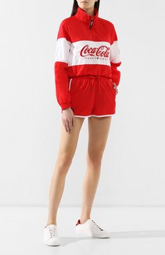 Женские шорты TOMMY HILFIGER красного цвета, арт. DW0DW07025 | Фото 2 (Женское Кросс-КТ: Шорты-одежда, Шорты-спорт; Длина Ж (юбки, платья, шорты): Мини; Кросс-КТ: Спорт; Материал внешний: Синтетический материал; Региональные ограничения белый список (Axapta Mercury): RU; Статус проверки: Проверена категория)