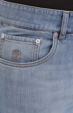 Мужские джинсы BRUNELLO CUCINELLI светло-голубого цвета, арт. M0Z37B2210 | Фото 5 (Силуэт М (брюки): Прямые; Крос с-КТ: Деним; Длина (брюки, джинсы): Стандартные; Региональные ограничения белый список (Axapta Mercury): RU; Материал сплава: Проставлено; Материал внешний: Хлопок, Деним; Детали: Потертости; Драгоценные камни: Проставлено; Стили: Кэжуэл)