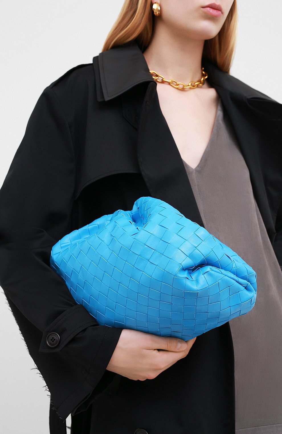 Женский клатч pouch BOTTEGA VENETA синего цвета, арт. 576175/VCPP0 | Фото 2 (Материал: Натуральная кожа; Региональные ограничения белый список (Axapta Mercury): RU; Женское Кросс-КТ: Клатч-клатчи; Размер: large)