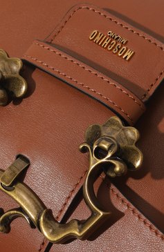 Женская сумка MOSCHINO коричневого цвета, арт. A7576/8008 | Фото 3 (Сумки-технические: Сумки top-handle; Региональные ограничения белый список (Axapta Mercury): Не проставлено; Материал: Натуральная кожа; Материал сплава: Проставлено; Нос: Не проставлено; Ремень/цепочка: На ремешке; Драгоценные камни: Проставлено; Размер: small)