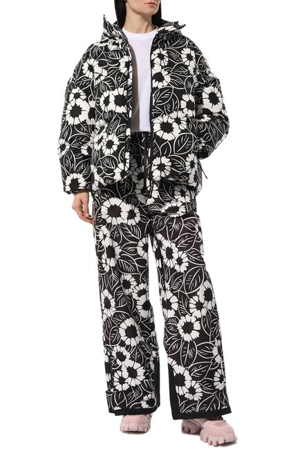 Женская утепленная куртка PRADA черно-белого цвета, арт. 29Z956-10UU-F0967-212 | Фото 2 (Материал внешний: Синтетический материал; Кросс-КТ: Куртка, лыжи, Утепленный; Рукава: Длинные; Длина (верхняя одежда): Короткие; Стили: Спорт-шик)